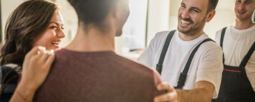 poignée de main entre artisan et client après installation portail